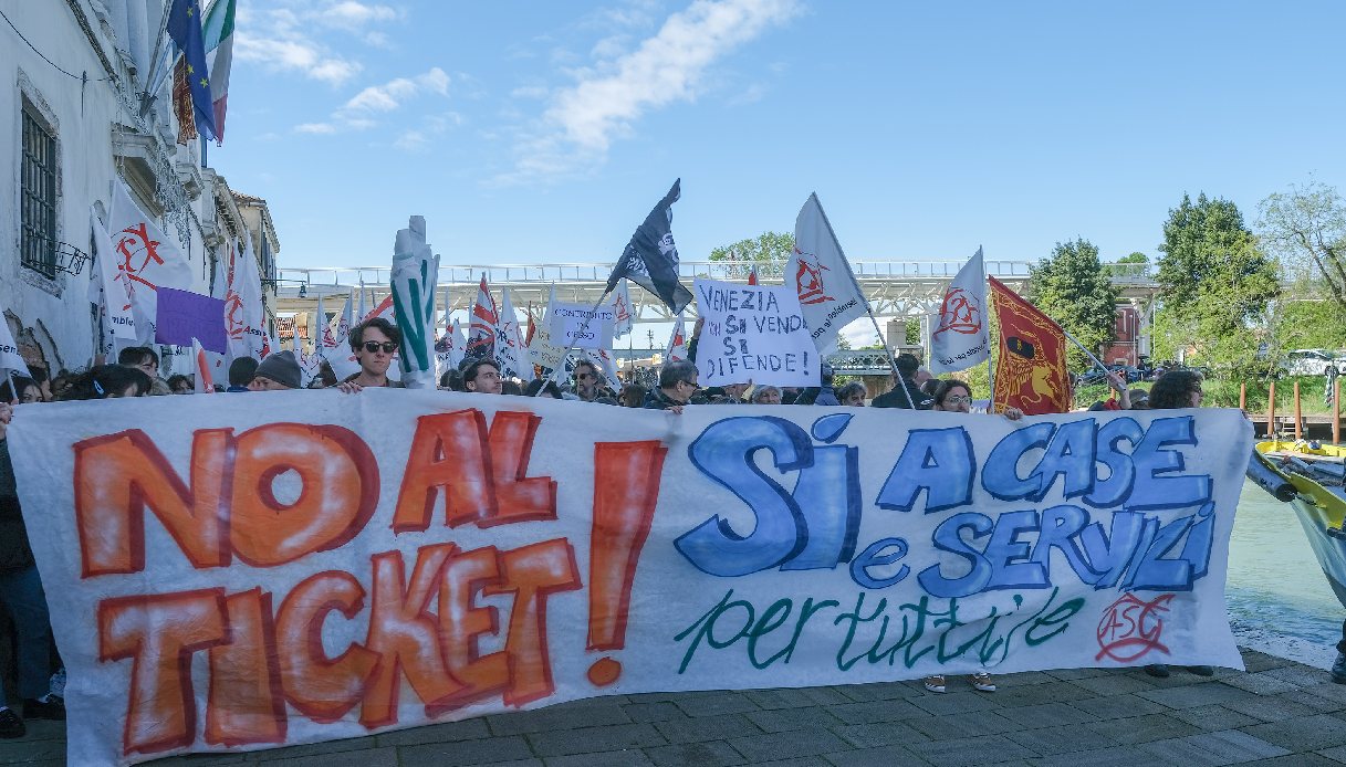 Ticket da 5 euro per entrare a Venezia, proteste dei centri sociali contro Brugnaro: "La città non si vende"