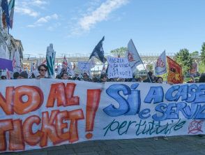 Ticket da 5 euro per entrare a Venezia, proteste dei centri sociali contro Brugnaro: 