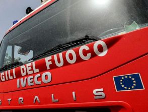 Tir precipita da un viadotto a Calabritto vicino ad Avellino: caduta di 10 metri dopo lo scontro con un'auto