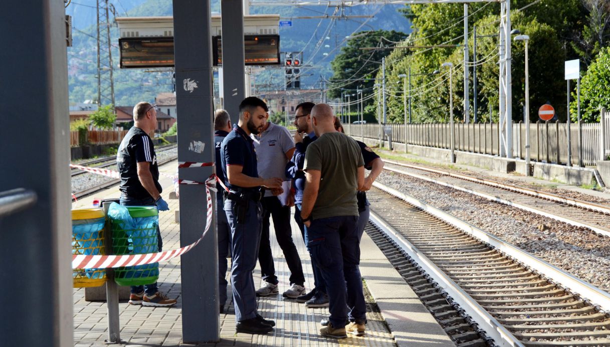 Abusi sessuali su ragazzo di 17 anni in un treno per Lecco: 24enne arrestato per violenza sessuale, è recidivo