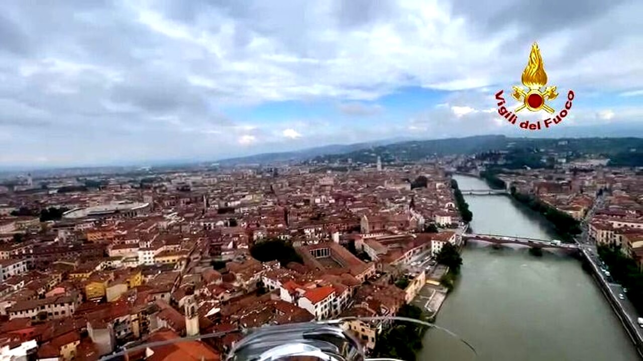 Uomo si getta nel fiume Adige a Verona per scappare dalla polizia, in corso le ricerche con elicottero e sub
