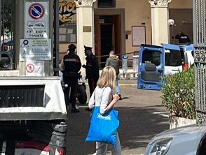 Allarme bomba all'università La Sapienza a Roma, evacuato l'ateneo: polizia nelle aule per avvisare studenti
