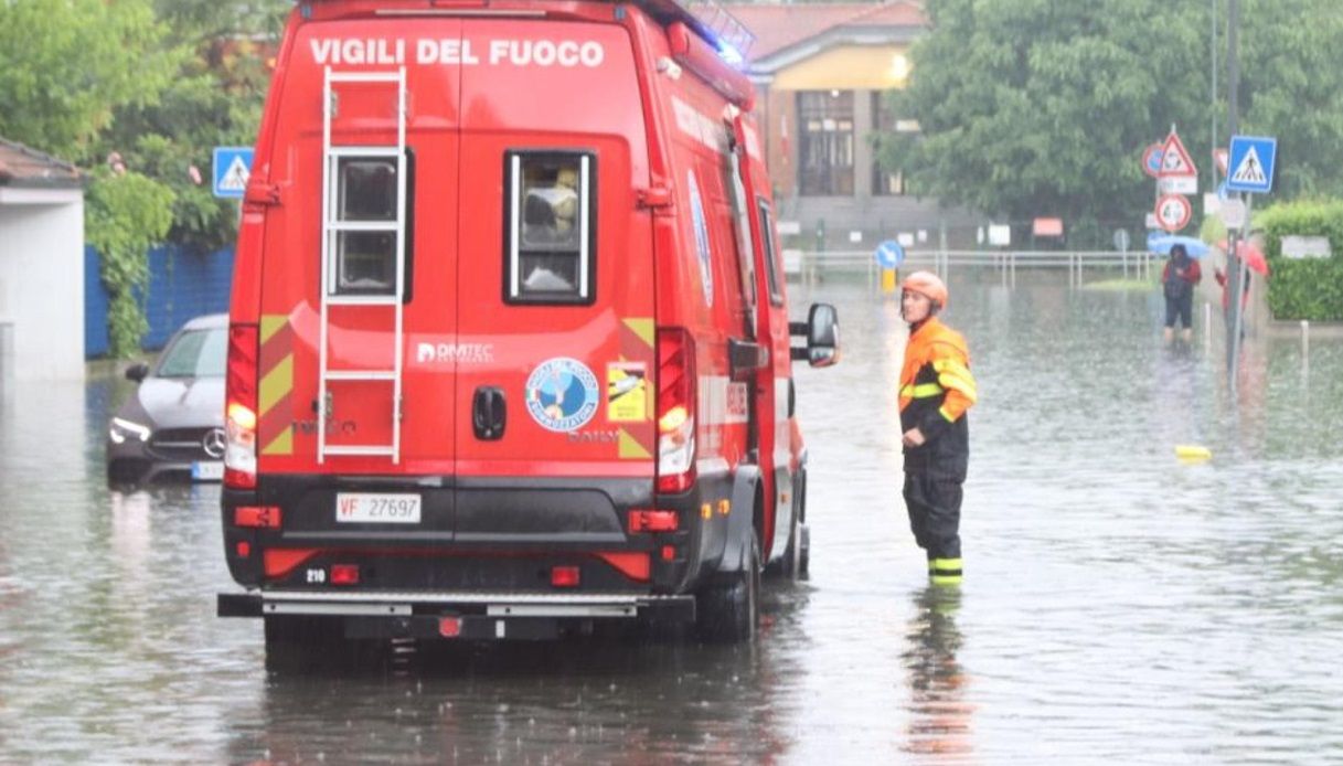 Milano, nuova allerta meteo: previsti forti temporali e vento. I fiumi Seveso e Lambro a rischio esondazione in alcuni punti