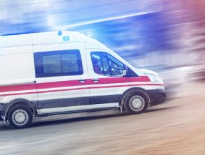 Tragico incidente stradale ad Arezzo: auto si ribalta e finisce fuori strada, un morto di 20 anni e 3 feriti