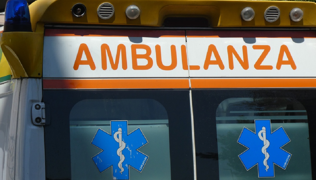 Anziano morto investito da un bus a Torino in via Sacchi vicino alla stazione Porta Nuova: inutili i soccorsi