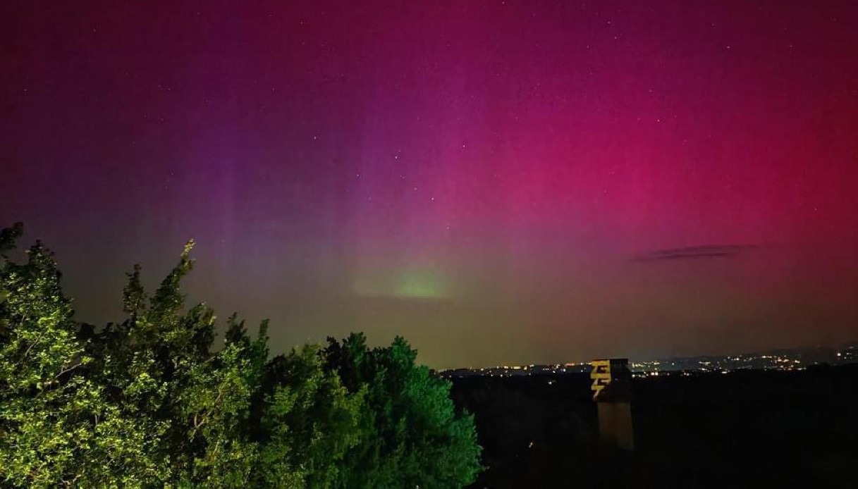 Aurora boreale in Italia dopo la tempesta solare, le spettacolari immagini da Nord a Sud del Paese