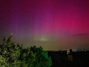 Aurora boreale in Italia dopo la tempesta solare, le spettacolari immagini da Nord a Sud del Paese