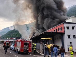 Incendio a Bolzano con l'Alpitronic in fiamme, nube nera sulla città: chiuso spazio aereo, evacuata una scuola