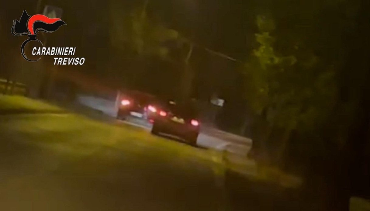 Corsa tra auto clandestina ripresa in piena notte, organizzatori scoperti tramite i social: il video del reato