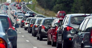 cavalcavia-autostrada-a4-vigonza-padova-donna-traffico-milano