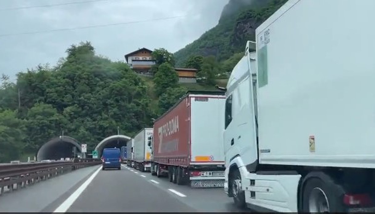 Il video del serpentone di tir verso il Brennero, 100 chilometri di coda dopo i blocchi per la Pentecoste