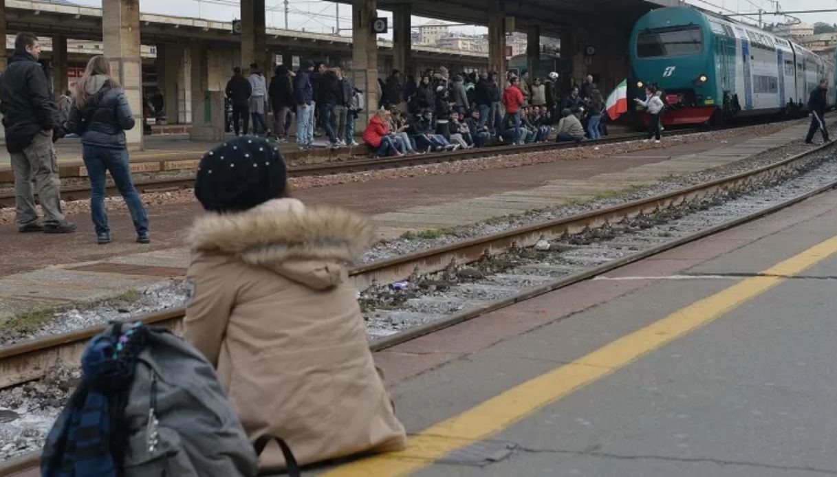 Morta investita da un treno a Milano in stazione Garbagnate, si registrano ritardi e cancellazioni