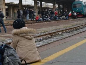 Morta investita da un treno a Milano in stazione Garbagnate, si registrano ritardi e cancellazioni