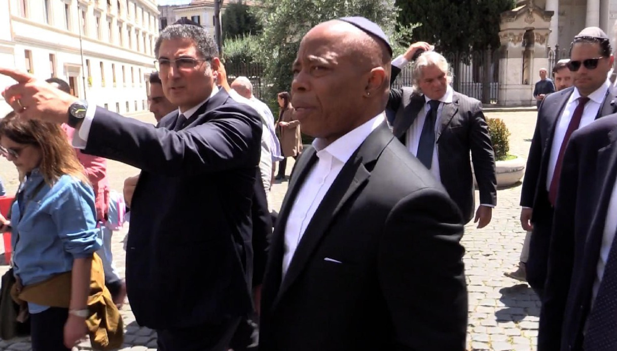 Sindaco di New York visita sinagoga e ghetto ebraico a Roma: "Distruggiamo Hamas, riportiamo ostaggi a casa"