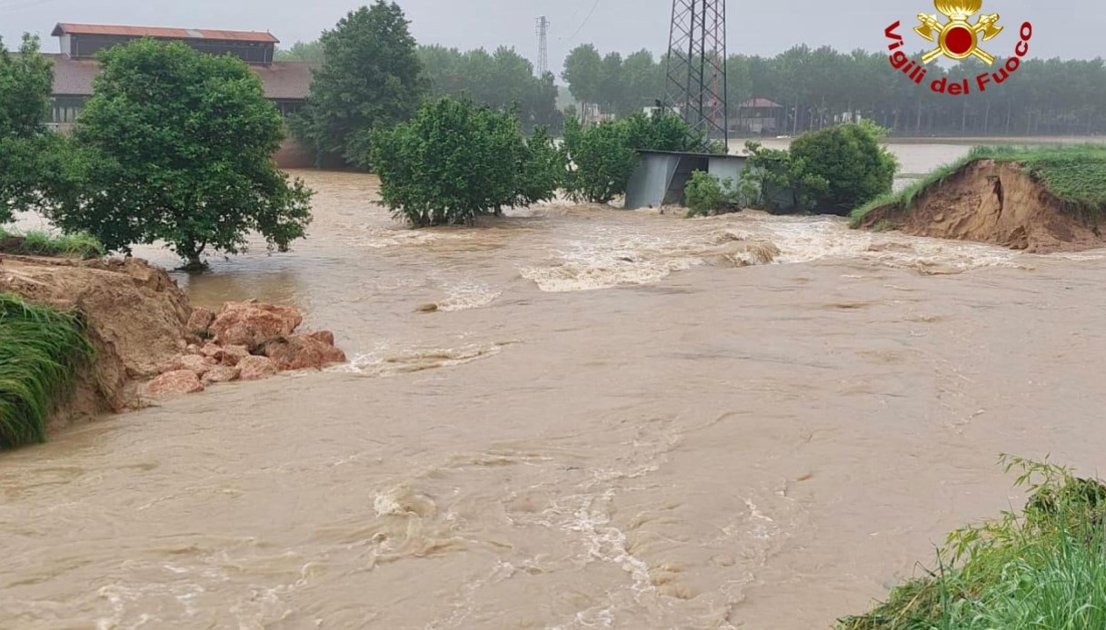 Allerta meteo rossa in Veneto, fiume Muson esondato vicino Padova: argine rotto dalla pioggia forte