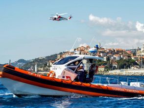 Barca a motore affondata al largo di Fiumicino (Roma): l'incidente a 3 miglia dalla costa, salvate 3 persone