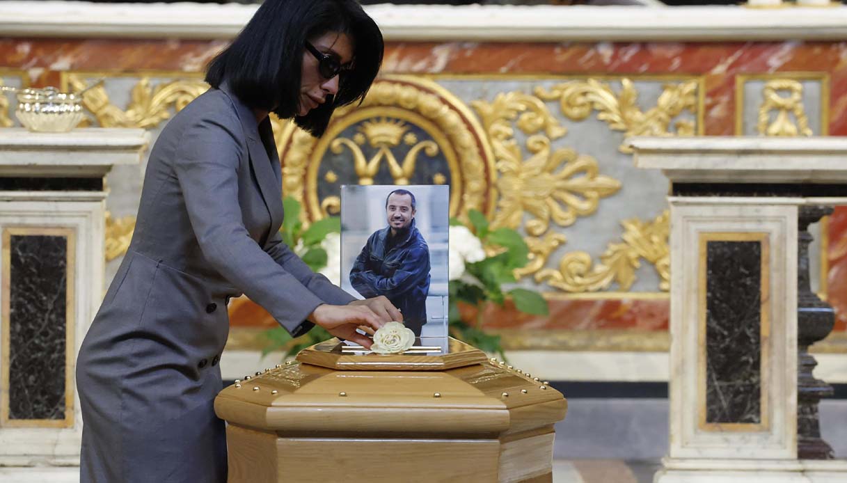 Funerali Franco Di Mare dalla moglie Giulia Berdini e Bruno Vespa ai  vertici Rai: i vip presenti in chiesa | VirgilioNotizie