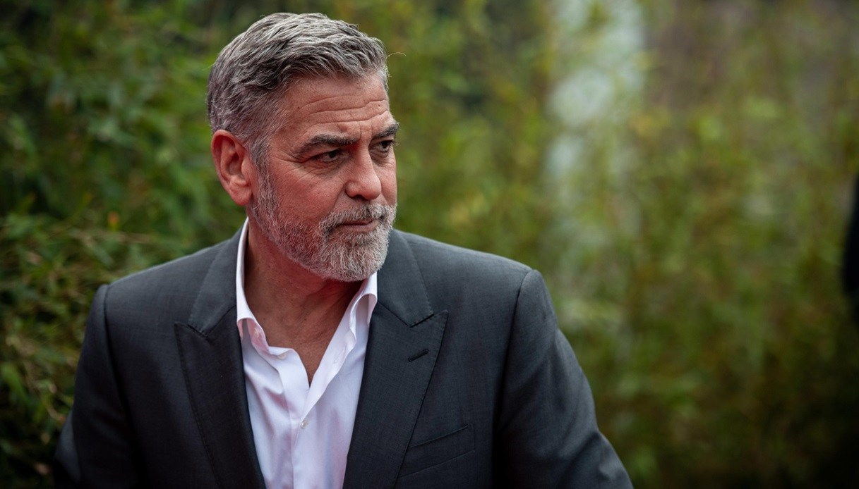 Goerge Clooney e Adam Sandler sbarcano al teatro Petrarca di Arezzo per le riprese del film Netflix Jay Kelly