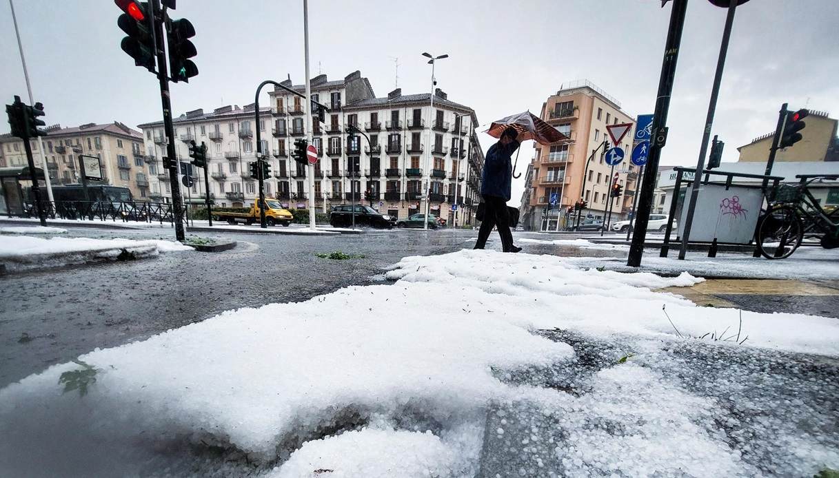 Torino colpita di nuovo da nubifragi e grandinate lungo la giornata di venerdì 24 maggio: le immagini