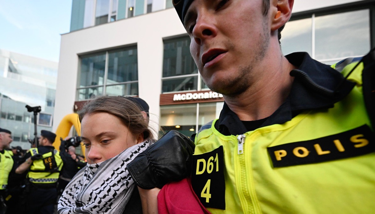 Eurovision 2024, proteste contro Israele fuori dalla Malmo Arena: arrestata l'attivista svedese Greta Thunberg