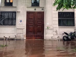 Bomba d'acqua su Milano con allerta meteo arancione e strade allagate: le immagini impressionanti della città