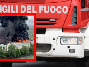 Incendio a Bolzano in zona Piani nei pressi dei Magazzini generali, evacuata una scuola: nube nera sulla città
