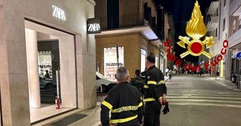 incendio lecce negozio zara