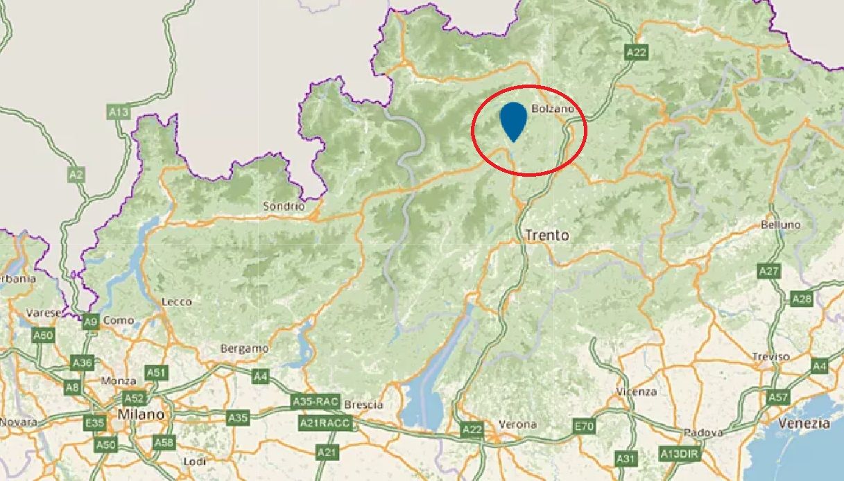 Alta Val di Non, incendio distrugge un'azienda agricola a Salobbi, territorio di Novella (Trento): non ci sono feriti, salvato anche il bestiame