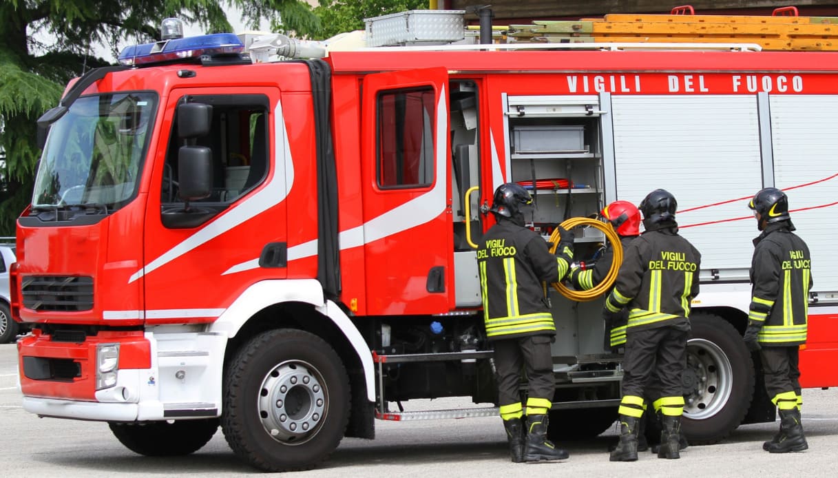 Incendio nella palazzina a Ravenna, decine di intossicati: edificio evacuato, 15 famiglie in fuga dalle fiamme