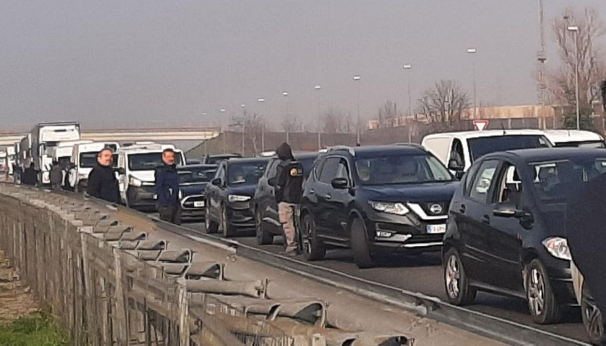 Incidente in autostrada A22 fra i due caselli di Mantova: scontro tra due furgoni, morta almeno una persona