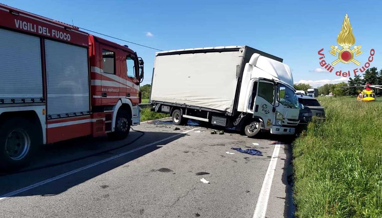 Incidente tra Busto Garolfo e Parabiago vicino Milano, un morto nello scontro tra camion e furgone