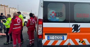 incidente camion auto autostradada A21 Piacenza morto intossicati tir acido paracetico