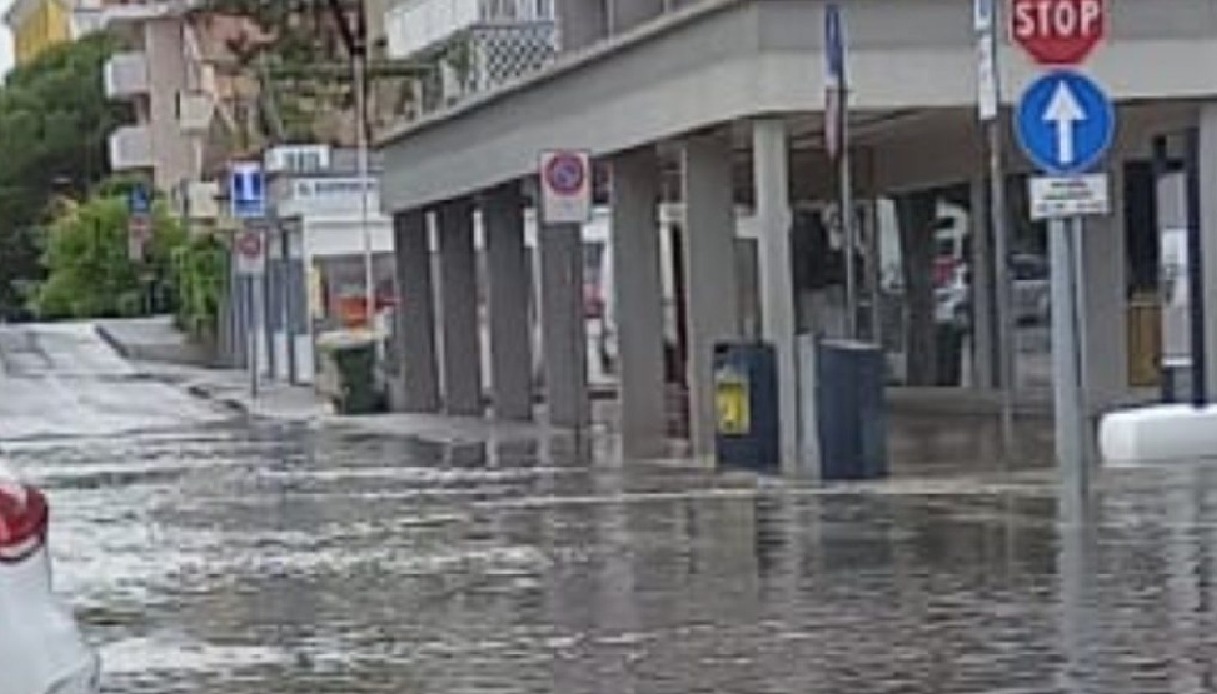 Inondazione a Bibione vicino Venezia, strade come fiumi: auto in difficoltà, le immagini impressionanti