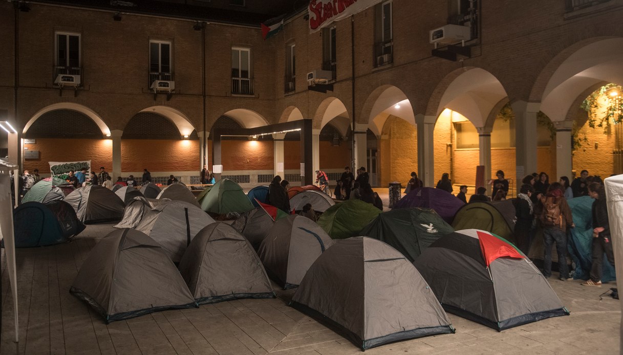 La protesta degli studenti in favore della Palestina arriva anche in Italia: tende all