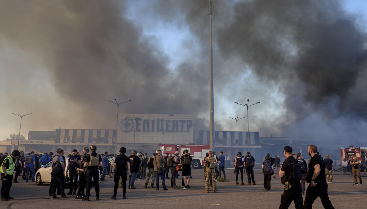 Bombe russe colpiscono ipermercato a Kharkiv in Ucraina, morti e feriti. Zelensky: 