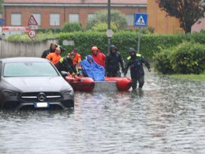Esondato il fiume Lambro a Milano, sommozzatori dei vigili del fuoco recuperano una signora disabile