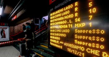 lancio-sassi-treni-milano-lecco-arcore-carnate-cancellazioni-ritardi