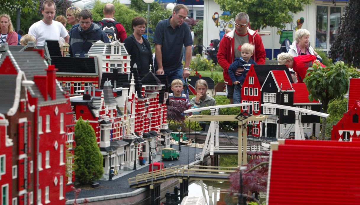 Incendio a Legoland nella città di Billund in Danimarca, parco a tema distrutto in parte dalle fiamme