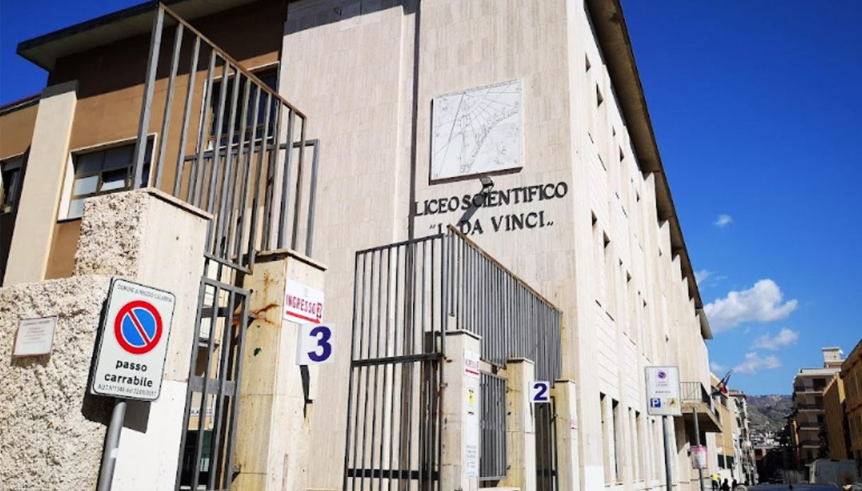 Lite tra studenti al liceo “Da Vinci” di Reggio Calabria: un accoltellato, parenti irrompono in classe