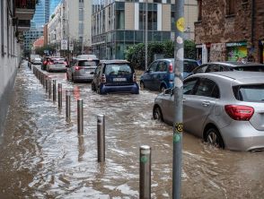 Maltempo e forti piogge a Milano, auto bloccate nei sottopassi. Seveso e Lambro a rischio esondazione