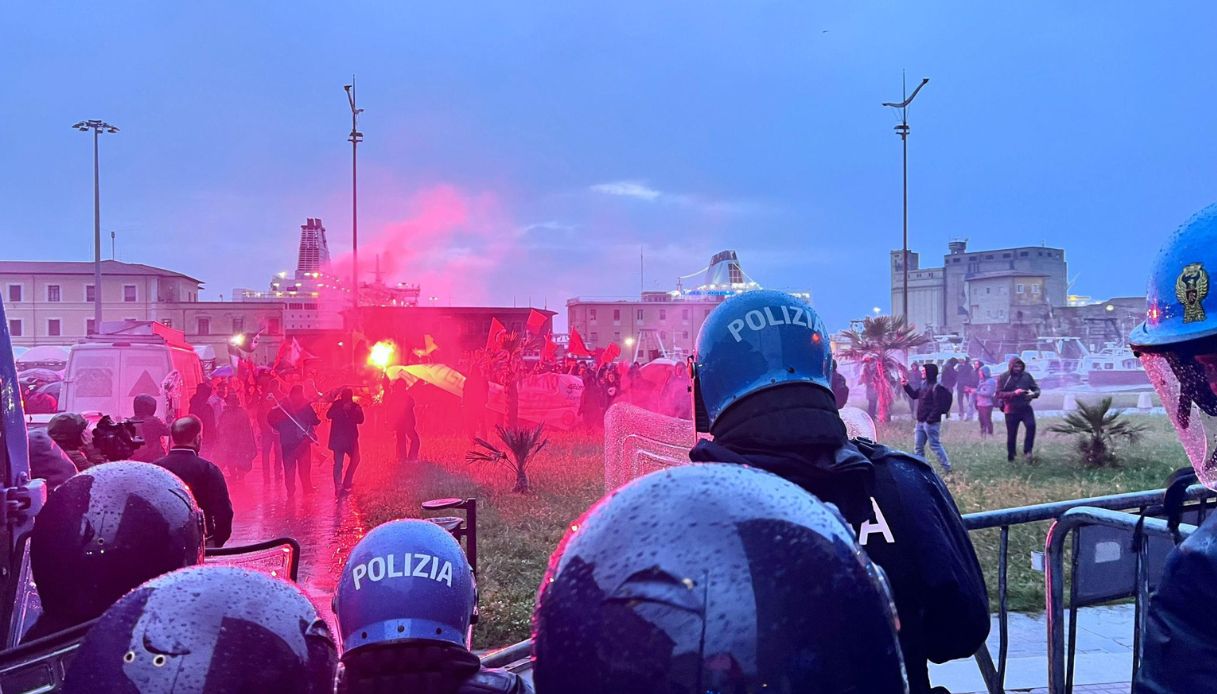 Scontri fra manifestanti e polizia a Livorno mentre Matteo Salvini presenta il libro: lancio di uova e petardi