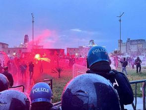 Scontri fra manifestanti e polizia a Livorno mentre Matteo Salvini presenta il libro: lancio di uova e petardi