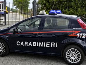Resta incastrato nel cassonetto dei vestiti usati a Canonica d'Adda vicino Bergamo, uomo morto soffocato