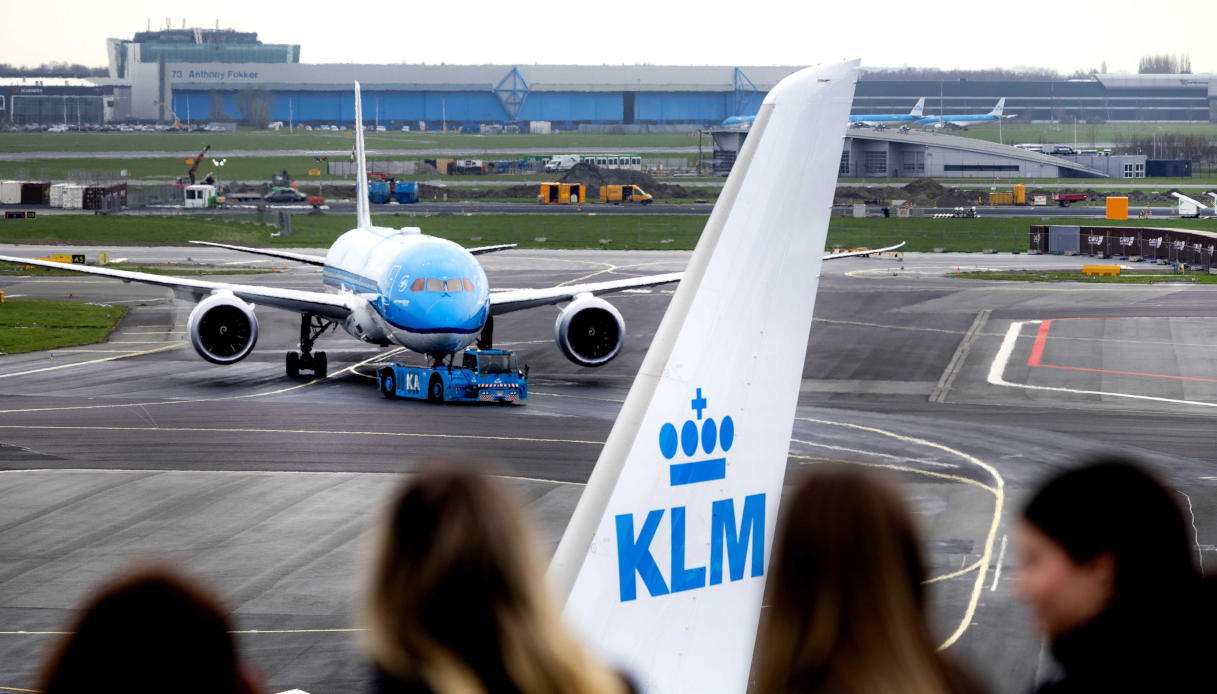 Un aereo della compagnia Klm all'aeroporto Schiphol di Amsterdam