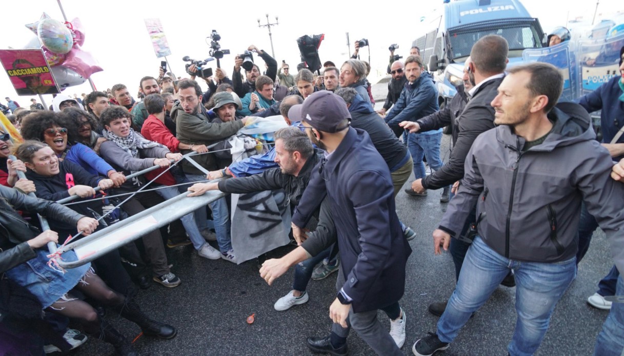 Scontri tra la polizia e manifestanti contro Vannacci a Napoli, il generale in città per presentare il libro