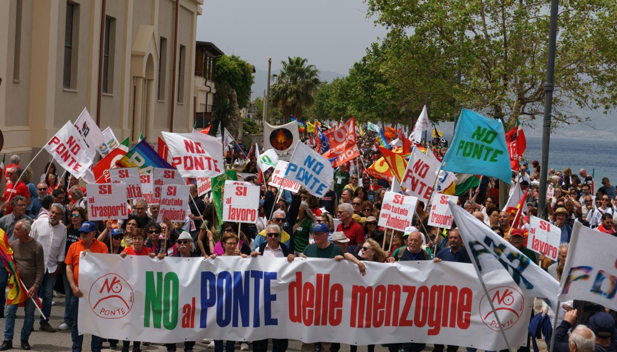 A Villa San Giovanni il corteo No Ponte contro il Ponte sullo Stretto, migliaia di persone alla manifestazione