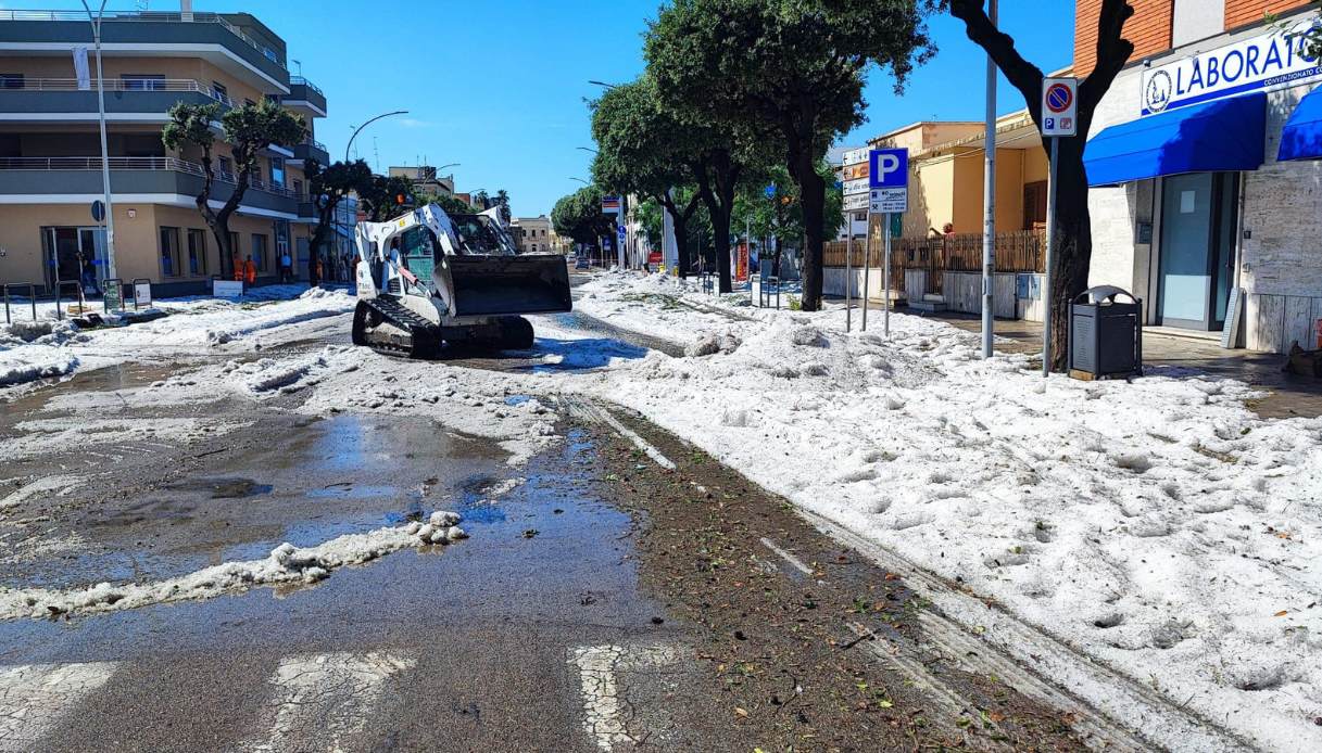 Nubifragio in Salento. Grandine a Nardò, in provincia di Lecce