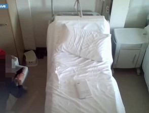 Denunciata Oss che rubava in ospedale a Pordenone mentre le donne partorivano in sala: incastrata dal video