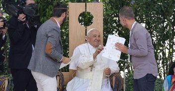 papa francesco arena verona pace abbraccio israeliano palestinese