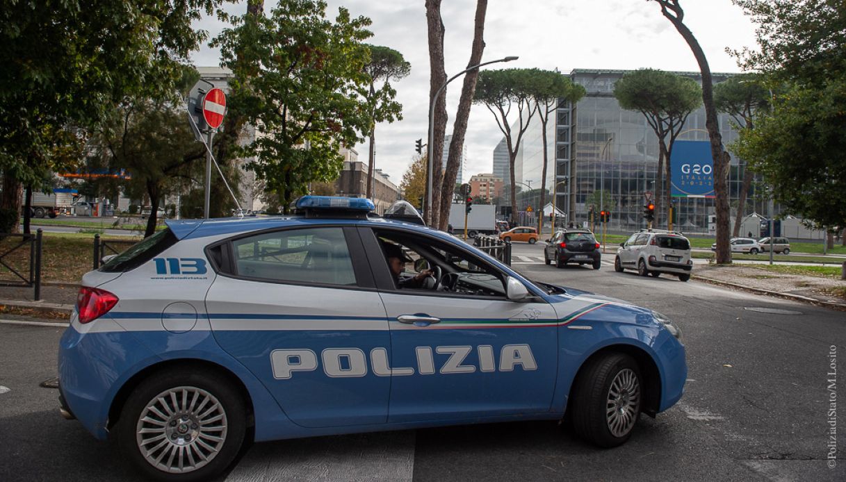 Uomo morto investito da un furgone a Roma sulla via del Mare, inutili i soccorsi: traffico bloccato